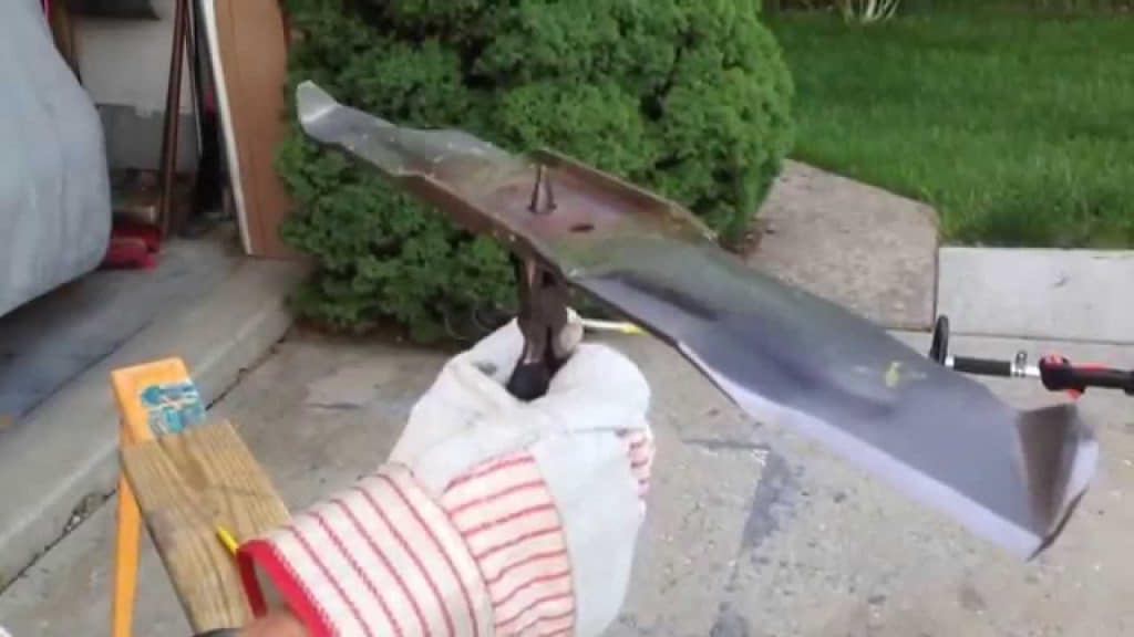 How to Balance a Lawn Mower Blade
